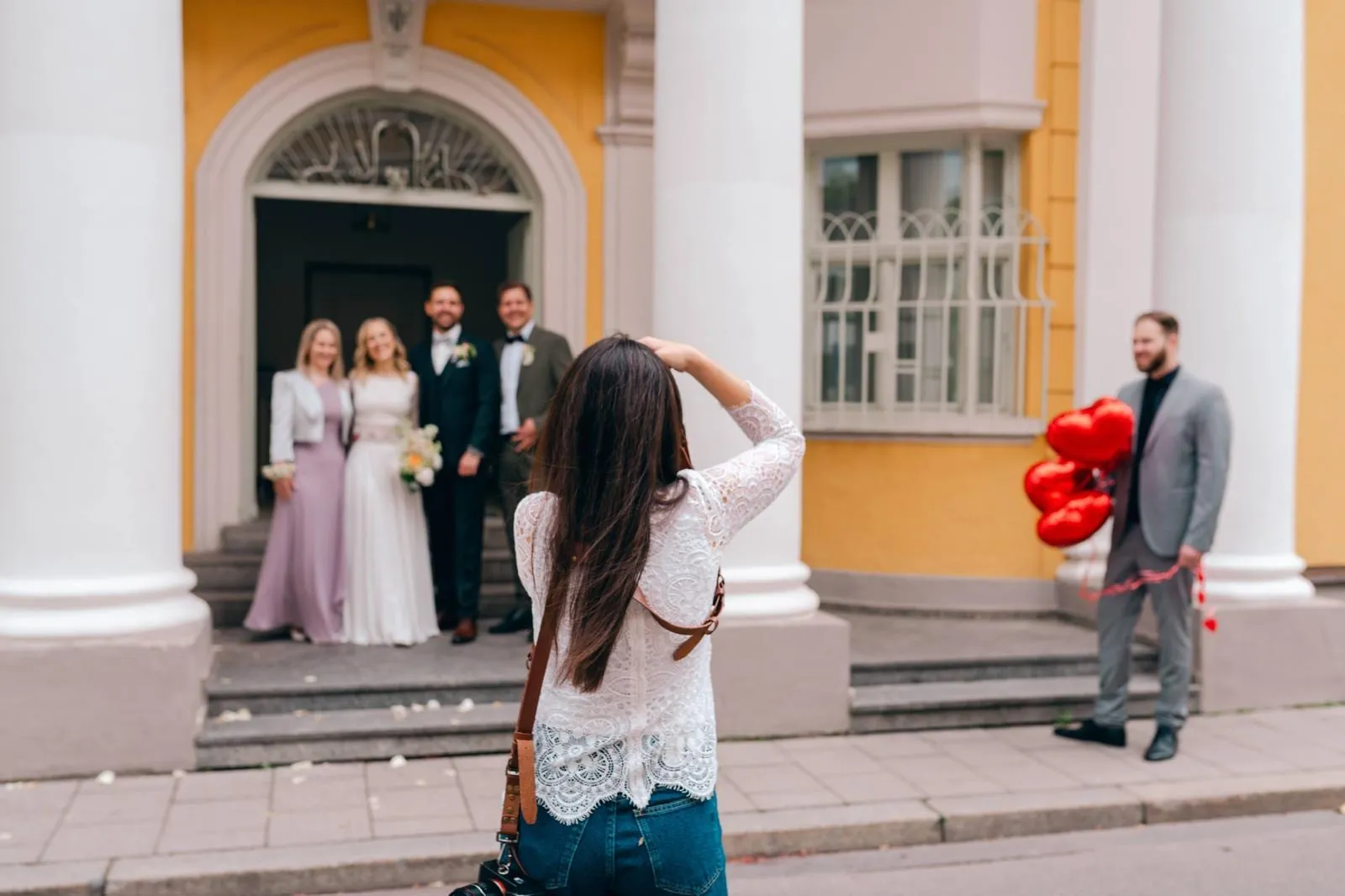 Brautpaar vor dem Standesamt Schwabing in München, authentische Hochzeitsfotografie von Tetyana Pirker