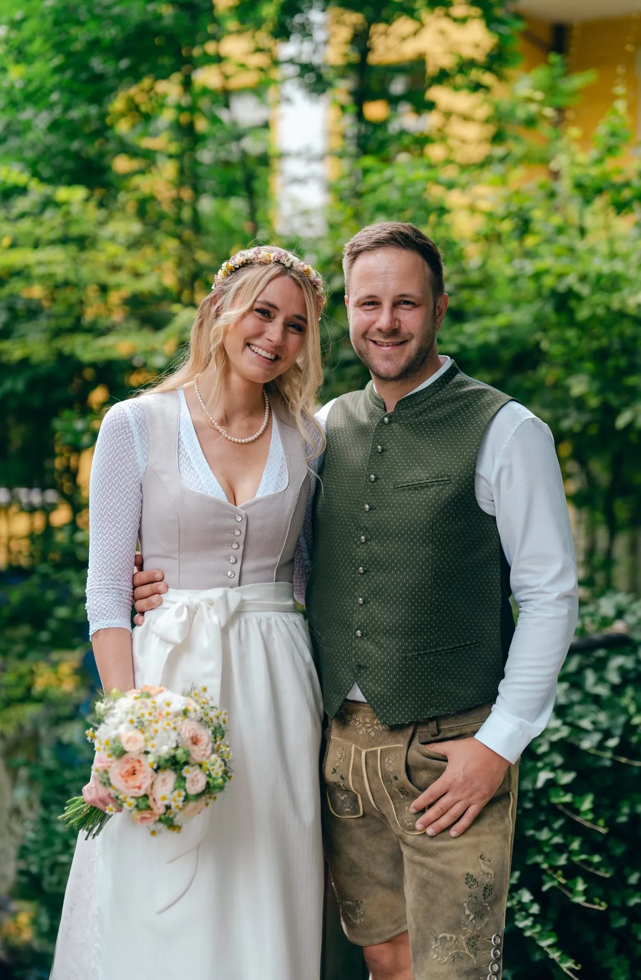 Brautpaar in traditioneller bayerischer Tracht am Standesamt Schwabing, Hochzeitsfotografin München