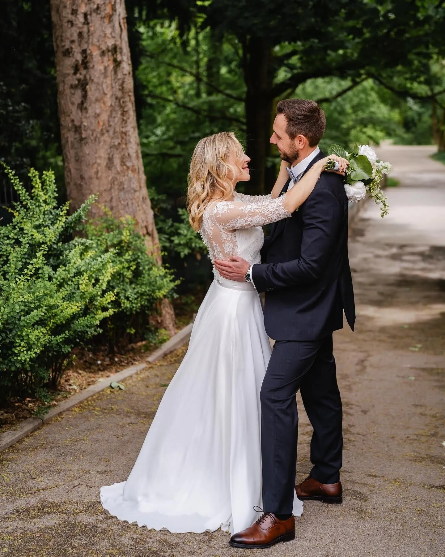 Elegantes Brautpaar im Englischen Garten in München, natürliche Hochzeitsfotografie Schwabing