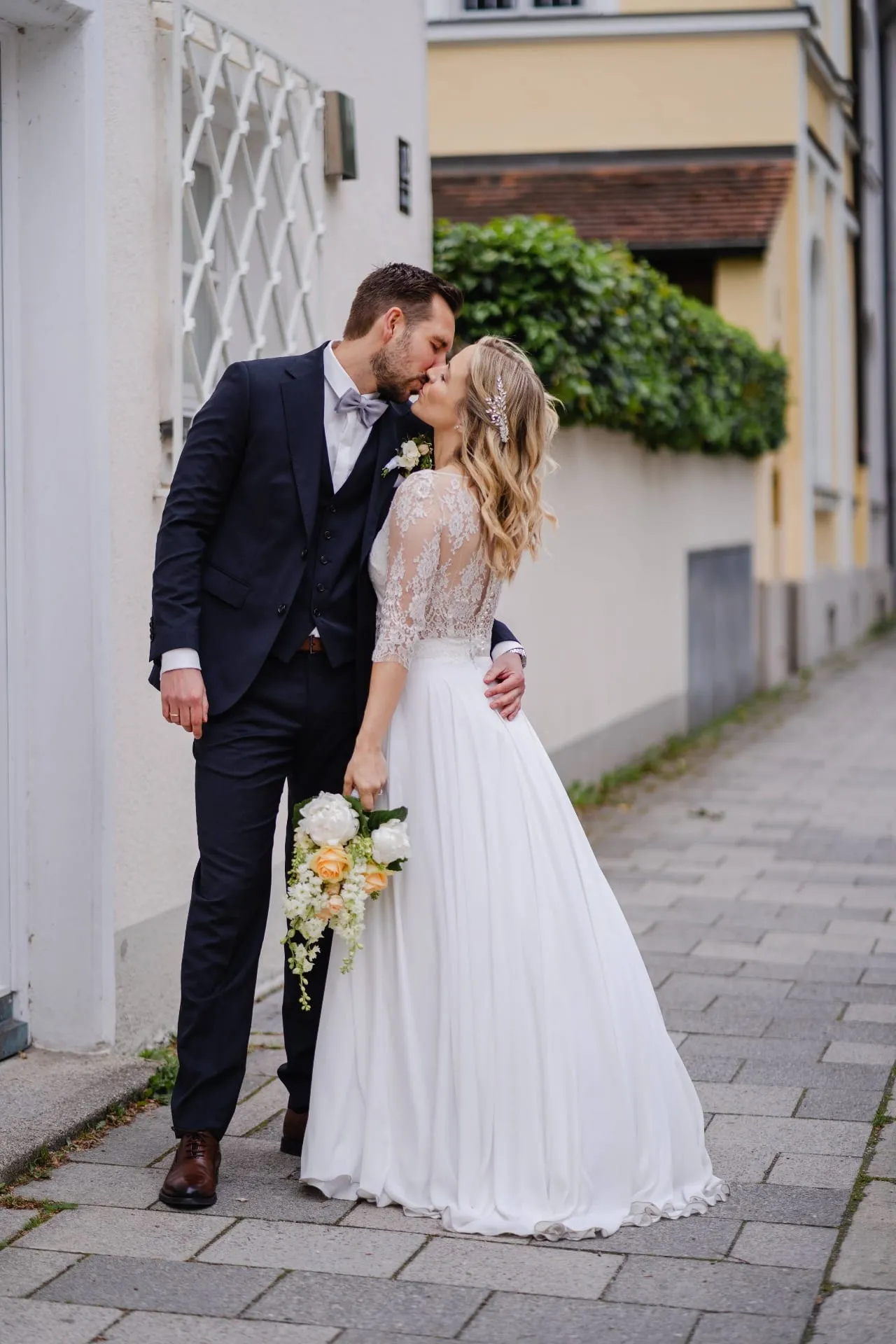 Hochzeitskuss in München, emotionaler Moment festgehalten von der Hochzeitsfotografin aus Schwabing