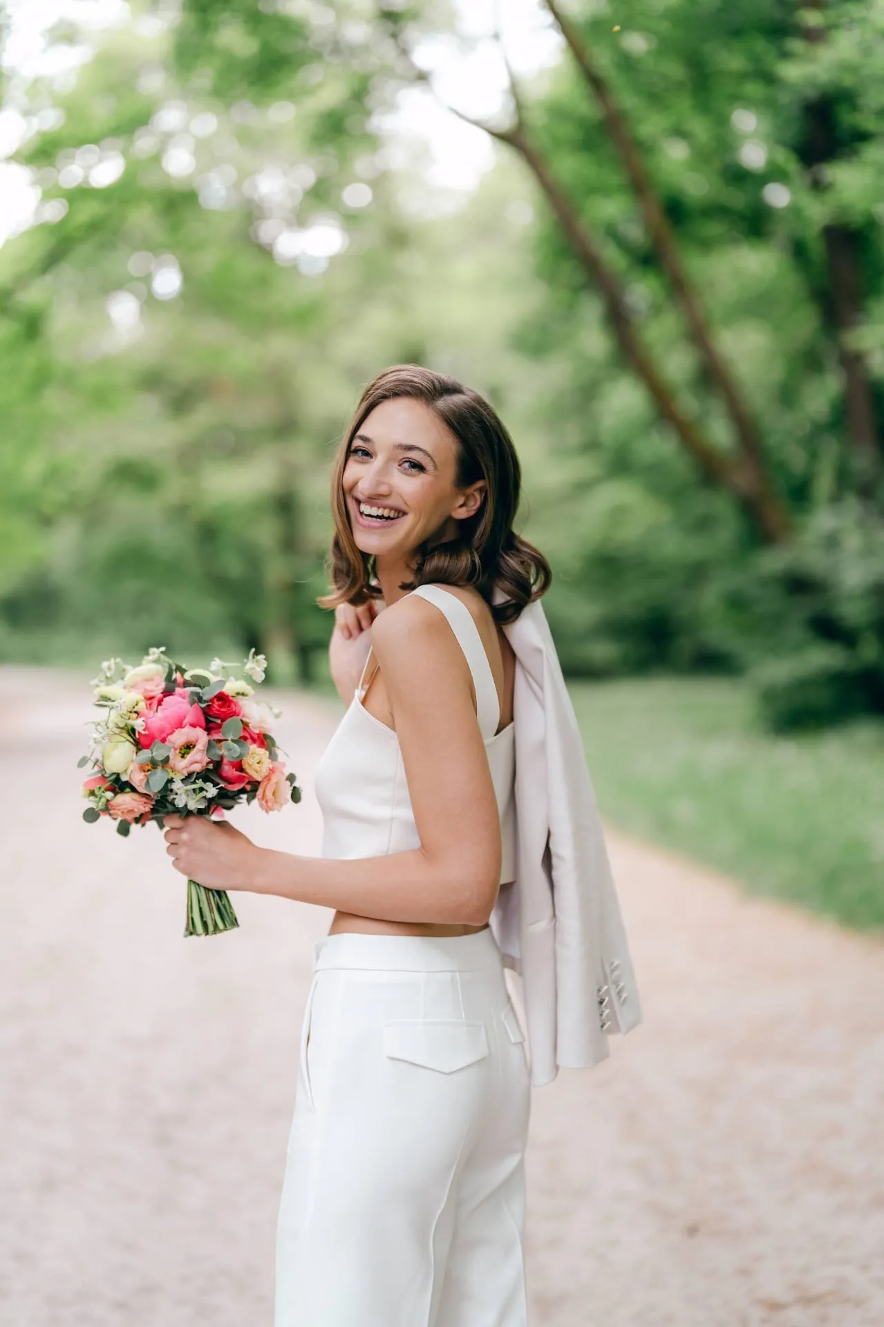 Brautporträt mit Brautstrauß, moderne Hochzeitsfotografie in Schwabing, München