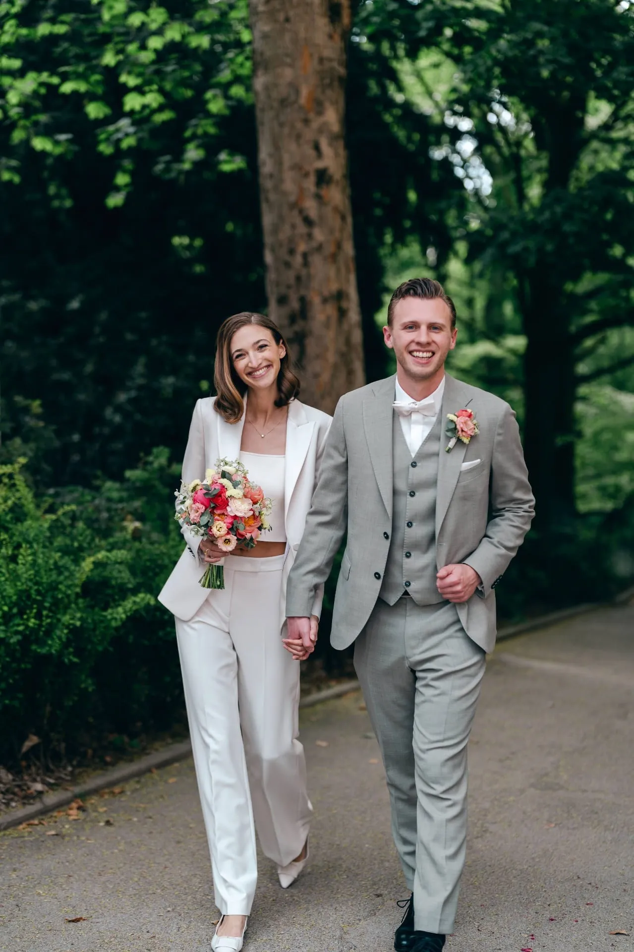 Modernes Brautpaar in einem Münchner Park, ungestellte Hochzeitsfotografie aus Schwabing